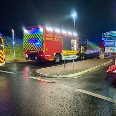 FW-EN: Schwerer Verkehrsunfall auf der BAB 43 & Umweltschutzeinsatz durch Hydraulikproblem an Schwertransporter