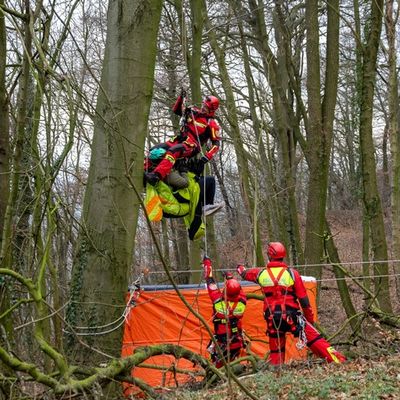 FW Porta Westfalica: 17.12.2025 - Barkhausen: Absturz Paragleiter / Person aus ca. 20m Höhe gerettet