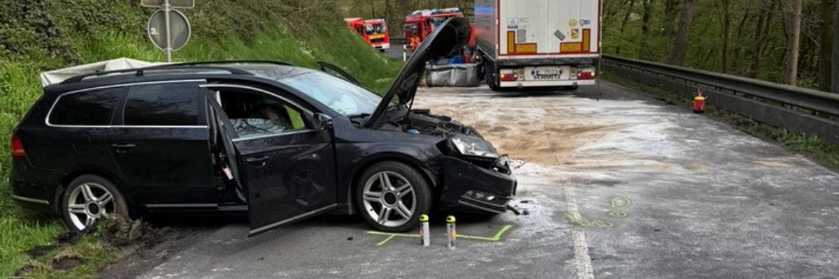 FW VG Asbach: Verkehrsunfall zwischen LKW und PKW auf der L255 / eine Person schwerverletzt