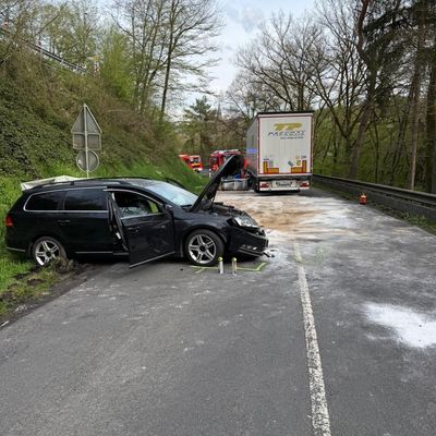 FW VG Asbach: Verkehrsunfall zwischen LKW und PKW auf der L255 / eine Person schwerverletzt