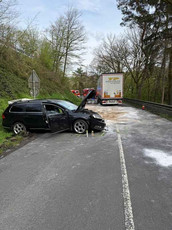 FW VG Asbach: Verkehrsunfall zwischen LKW und PKW auf der L255 / eine Person schwerverletzt