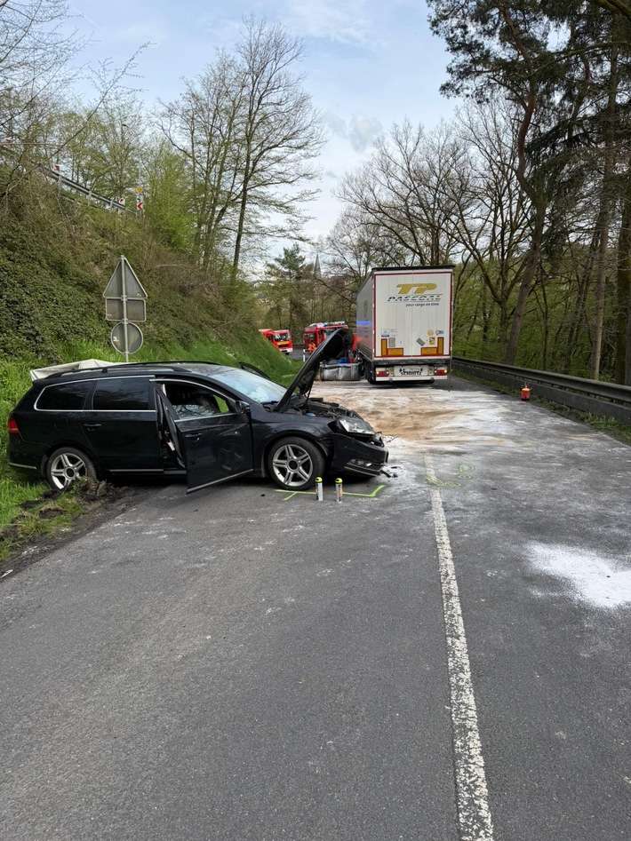 FW VG Asbach: Verkehrsunfall zwischen LKW und PKW auf der L255 / eine Person schwerverletzt