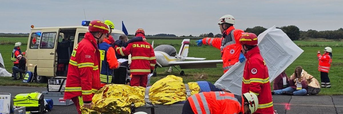 FW-ROW: Übung der Kreisfeuerwehrbereitschaft Nord in Karlshöfen: Großschadenslage nach Flugzeugkollision simuliert