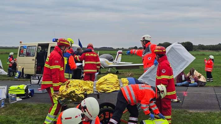 FW-ROW: Übung der Kreisfeuerwehrbereitschaft Nord in Karlshöfen: Großschadenslage nach Flugzeugkollision simuliert