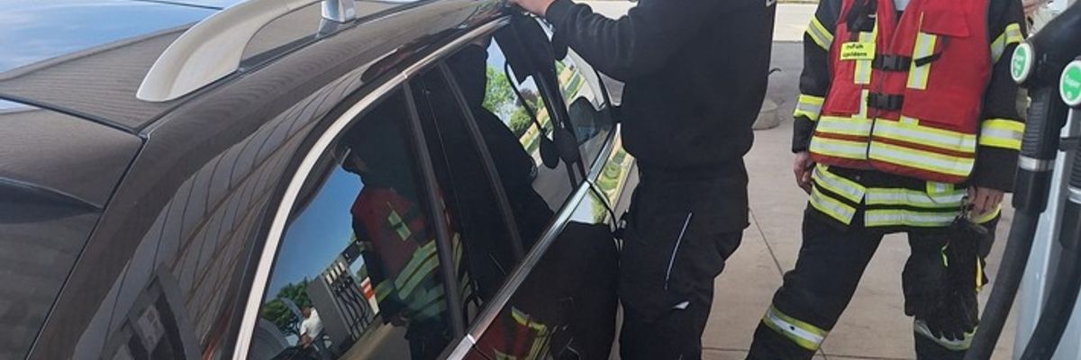 Feuerwehr Kalkar: Einsatz in Appeldorn: Kleinkind im verschlossenen Auto - schnelle Hilfe ohne Schaden