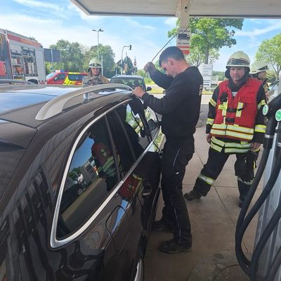 Feuerwehr Kalkar: Einsatz in Appeldorn: Kleinkind im verschlossenen Auto - schnelle Hilfe ohne Schaden