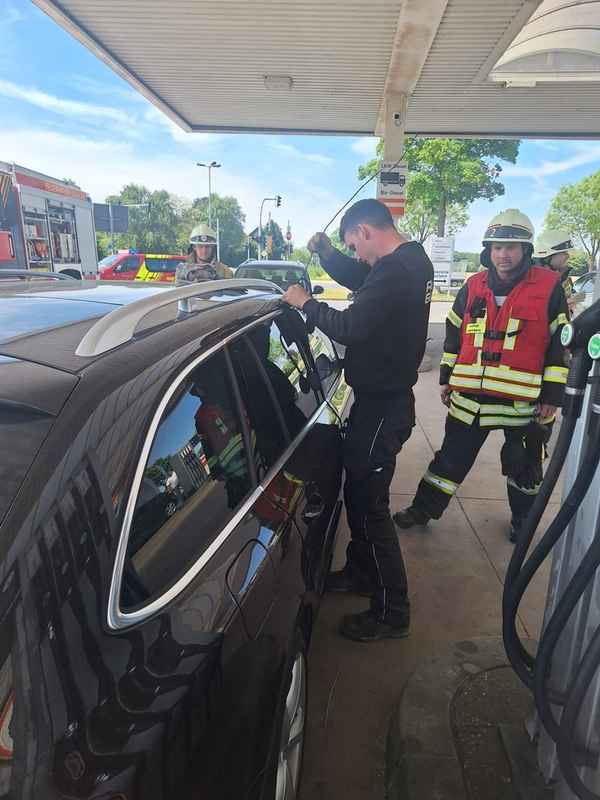 Feuerwehr Kalkar: Einsatz in Appeldorn: Kleinkind im verschlossenen Auto - schnelle Hilfe ohne Schaden