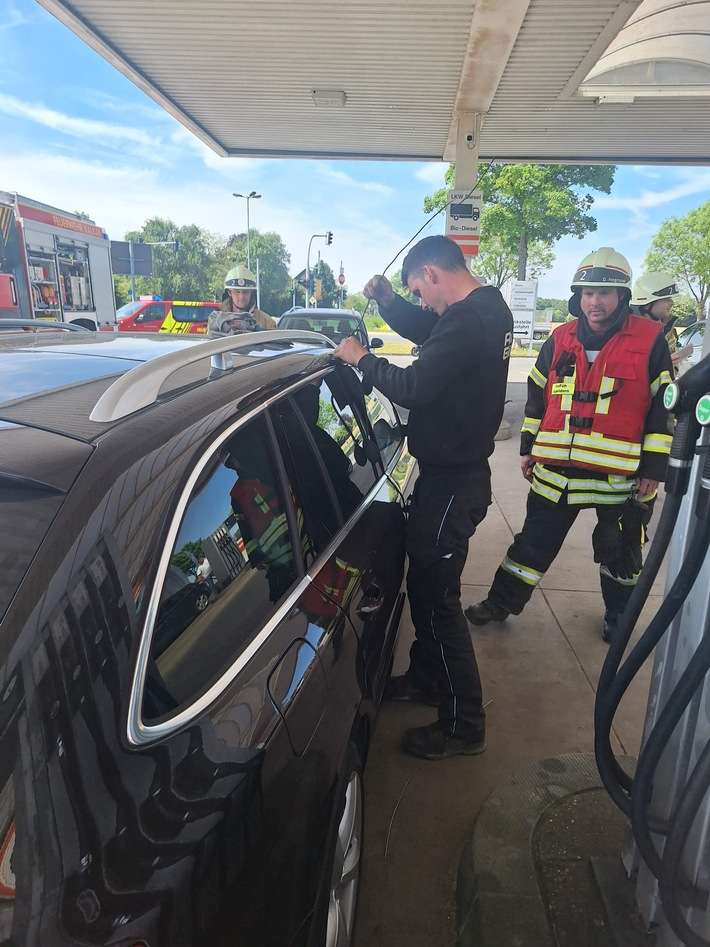 Feuerwehr Kalkar: Einsatz in Appeldorn: Kleinkind im verschlossenen Auto - schnelle Hilfe ohne Schaden