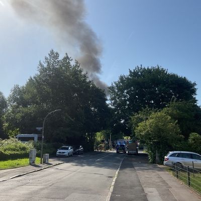 FW-DO: Feuer in Dortmund-Schüren - Lagerhalle an altem Zechenstandort brennt aus