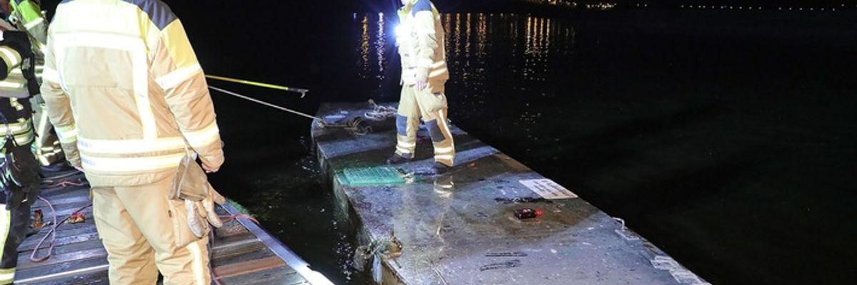 FW Dresden: Einsatz auf der Elbe - Zwei Personen aus der Elbe gerettet