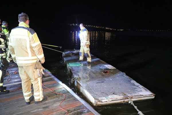FW Dresden: Einsatz auf der Elbe - Zwei Personen aus der Elbe gerettet