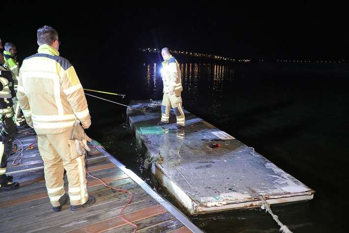 FW Dresden: Einsatz auf der Elbe - Zwei Personen aus der Elbe gerettet