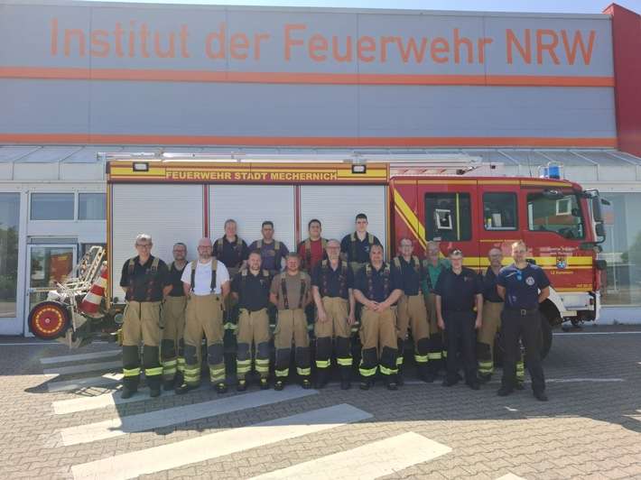 FW Mechernich: Löschzug Kommern übt am Institut der Feuerwehr in Düren-Stockheim