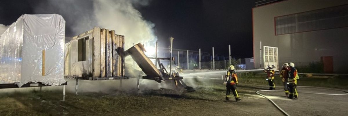 FW Stockach: Brand von Baumaterialien
