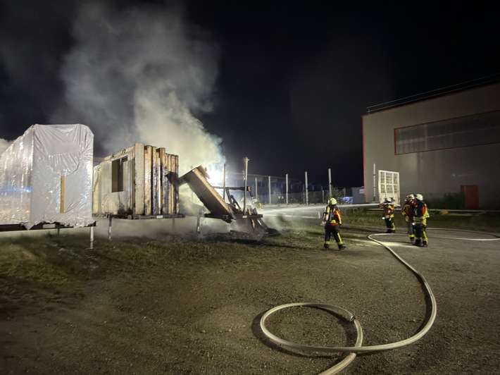 FW Stockach: Brand von Baumaterialien