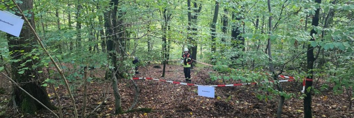 FW-AR: Wasser, Drohnen, Riegelstellung: Feuerwehr Arnsberg simuliert Ernstfall im Wald