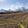 FW Sonsbeck: Brennende Strohpresse auf einem Feld in Labbeck