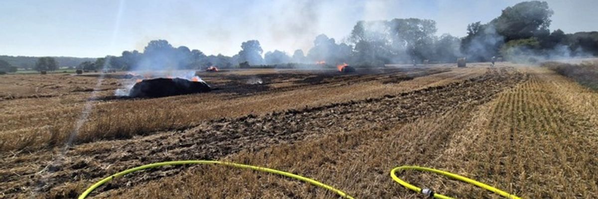 FW Sonsbeck: Brennende Strohpresse auf einem Feld in Labbeck