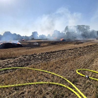 FW Sonsbeck: Brennende Strohpresse auf einem Feld in Labbeck