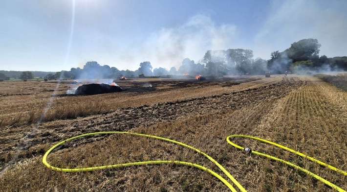 FW Sonsbeck: Brennende Strohpresse auf einem Feld in Labbeck