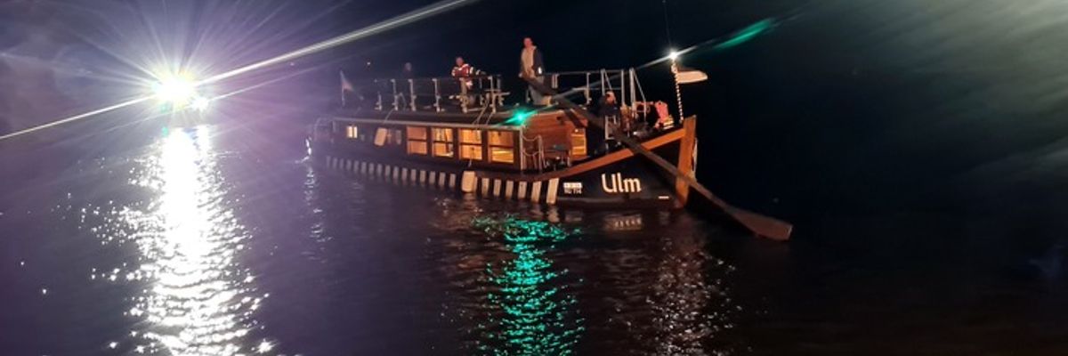 FW Lüchow-Dannenberg: +++ nächtliche Rettung auf der Elbe +++ "Ulmer Schachtel" läuft bei geringem Wasserstand auf Grund +++ Feuerwehr evakuiert über 30 Personen +++