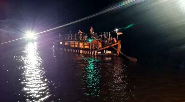 FW Lüchow-Dannenberg: +++ nächtliche Rettung auf der Elbe +++ "Ulmer Schachtel" läuft bei geringem Wasserstand auf Grund +++ Feuerwehr evakuiert über 30 Personen +++