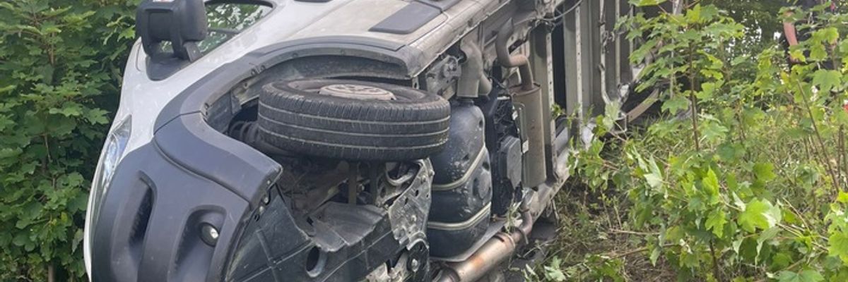 FW-EN: Transporter kippt auf die Seite - Feuerwehr Wetter (Ruhr) am Mittwochabend im Einsatz
