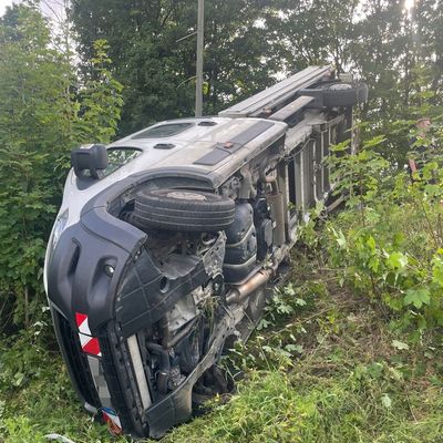 FW-EN: Transporter kippt auf die Seite - Feuerwehr Wetter (Ruhr) am Mittwochabend im Einsatz