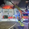 Feuerwehr MTK: Ausgedehnter Brand in Gewerbeobjekt in Hattersheim am Main - Feuer gelöscht, Nachlöscharbeiten dauern an