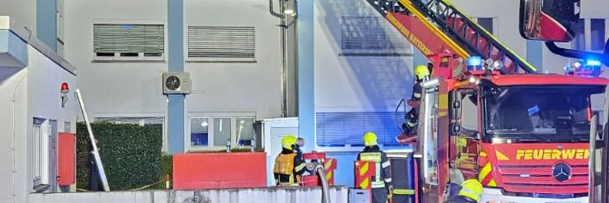 Feuerwehr MTK: Ausgedehnter Brand in Gewerbeobjekt in Hattersheim am Main - Feuer gelöscht, Nachlöscharbeiten dauern an