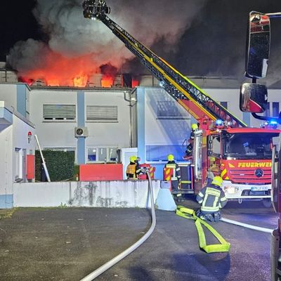 Feuerwehr MTK: Ausgedehnter Brand in Gewerbeobjekt in Hattersheim am Main - Feuer gelöscht, Nachlöscharbeiten dauern an