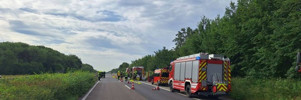 FW Sonsbeck: LKW-Unfall auf der A57 mit Beteiligung eines Gefahrguttransports