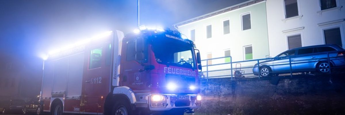 FW LK Neunkirchen: Feuerwehr Neunkirchen löscht Brand in Wiebelskircher Mehrfamilienhaus