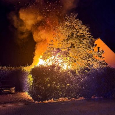 FW-NE: 24 Einsätze in den vergangenen 24 Stunden | Gartenhaus in Allerheiligen in Vollbrand | Feuerwehr unterstützt den Rettungsdienst