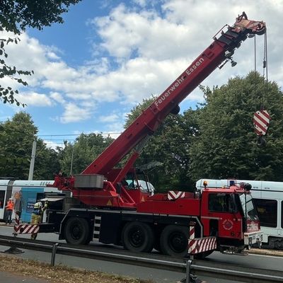 FW-E: Nachbarschaftliche Hilfe nach schwerem Straßenbahnunfall in Gelsenkirchen - Feuerwehr Essen unterstützt mit Spezialkräften