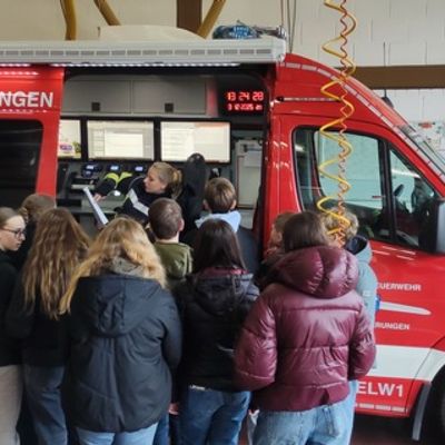 FW Beverungen: Praxisnaher Chemieunterricht bei der Feuerwehr Beverungen / Gymnasium Beverungen besucht das Feuerwehrgerätehaus