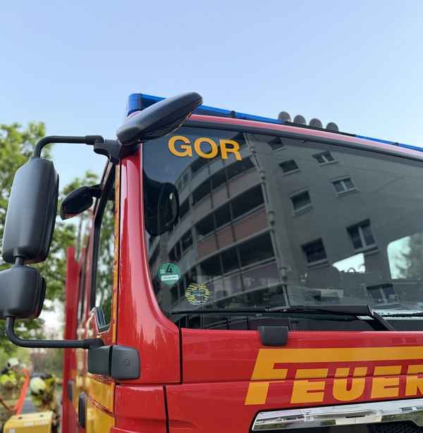 FW Dresden: Kinderwagen brennt im Hausflur - Fünf Personen verletzt
