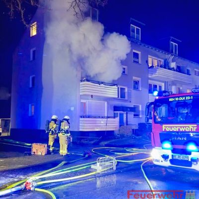 FW-RE: Wohnungsbrand mit Menschenrettung - Wohnung in Vollbrand - eine Person schwer verletzt