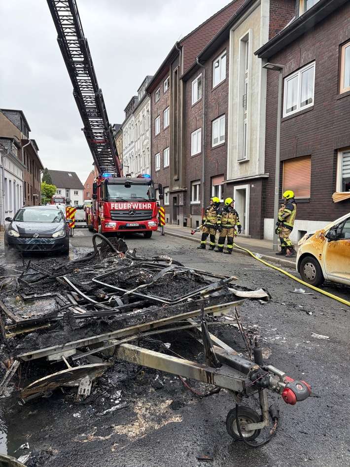 FW-OB: Wohnwagenbrand in Wohnsiedlung - Seilerstraße zeitweise gesperrt