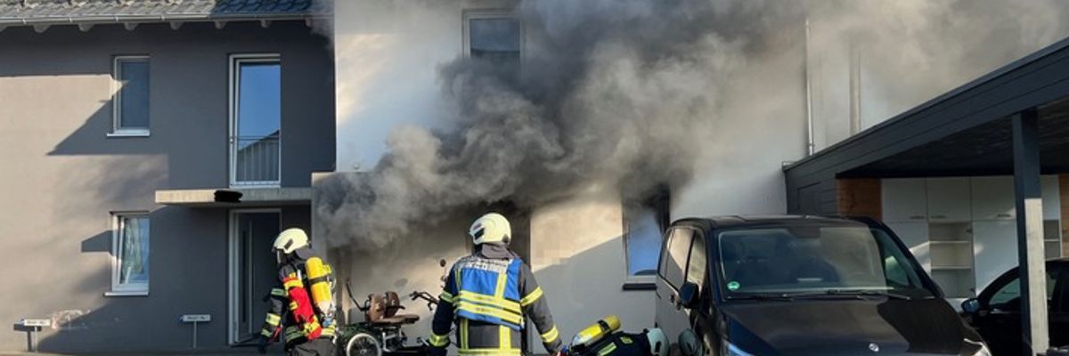 KFV Bodenseekreis: Wohnungsvollbrand durch explodierten Fahrrad-Akku - Mehrere Verletzte in Unteruhldingen