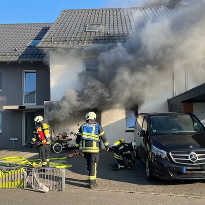 KFV Bodenseekreis: Wohnungsvollbrand durch explodierten Fahrrad-Akku - Mehrere Verletzte in Unteruhldingen