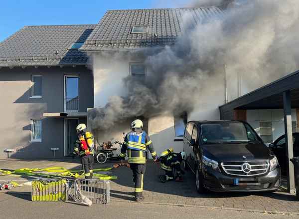 KFV Bodenseekreis: Wohnungsvollbrand durch explodierten Fahrrad-Akku - Mehrere Verletzte in Unteruhldingen