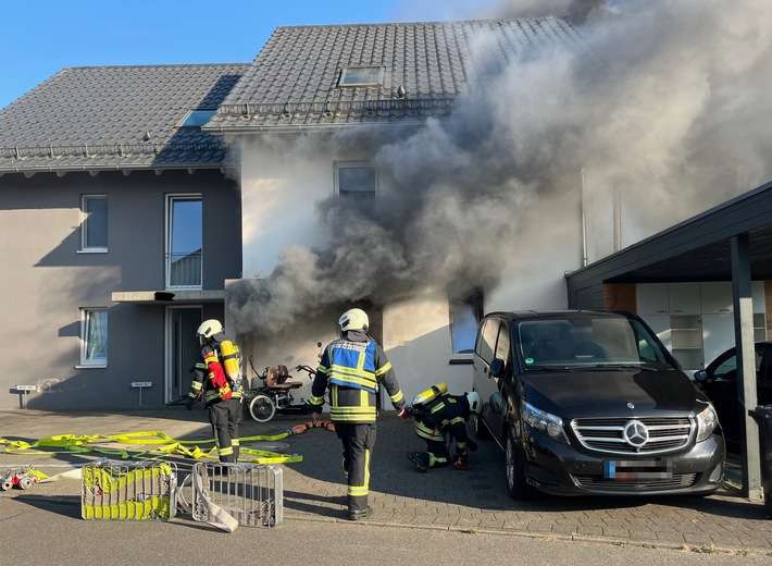 KFV Bodenseekreis: Wohnungsvollbrand durch explodierten Fahrrad-Akku - Mehrere Verletzte in Unteruhldingen