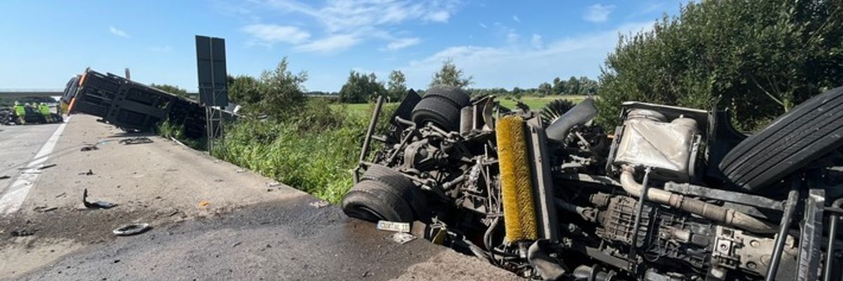 FW Bremerhaven: Verkehrsunfall mit zwei LKW und einem PKW auf der BAB 27