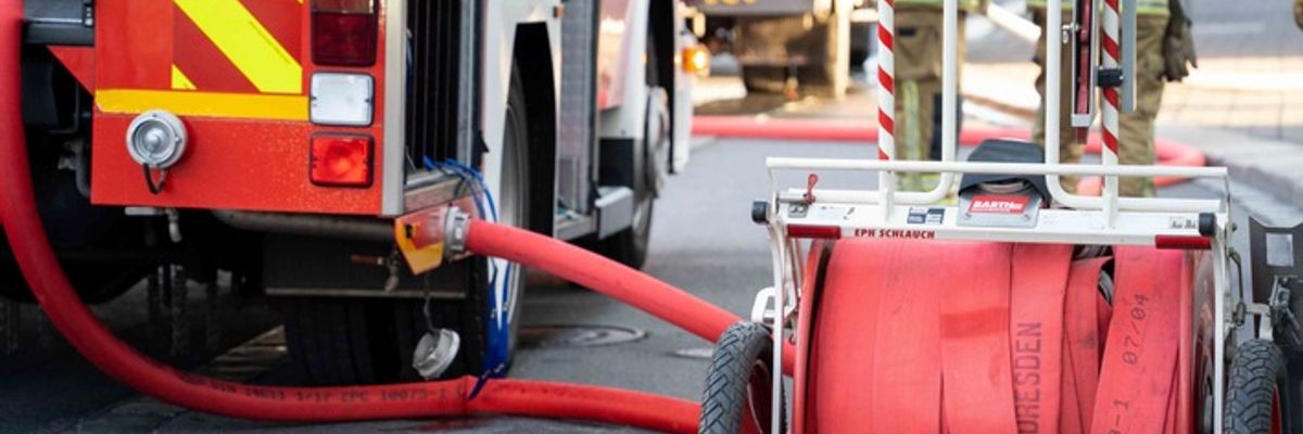FW Dresden: Brand in ehemaligem Parkhaus - starke Rauchentwicklung