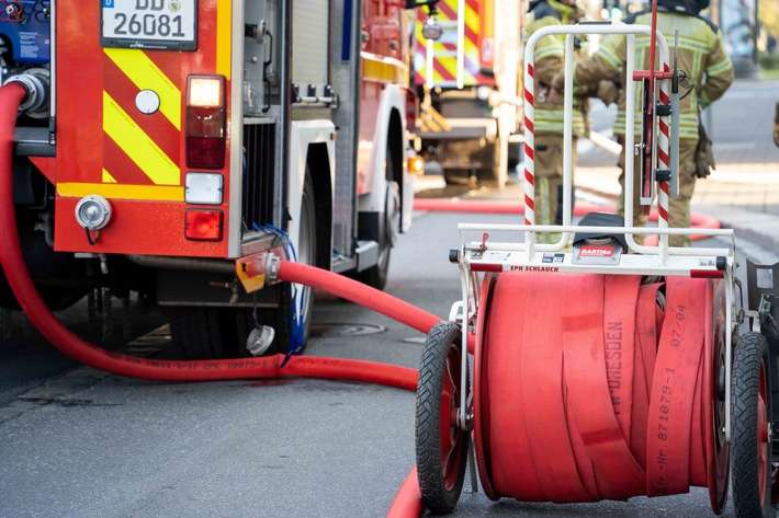 FW Dresden: Brand in ehemaligem Parkhaus - starke Rauchentwicklung