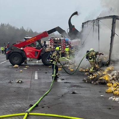 FW Helmstedt: Brennender Sattelauflieger auf der BAB2