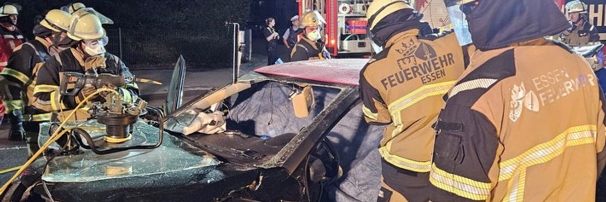 FW-E: Schwerer Verkehrsunfall - zwei Personen durch technische Rettung aus Pkw befreit
