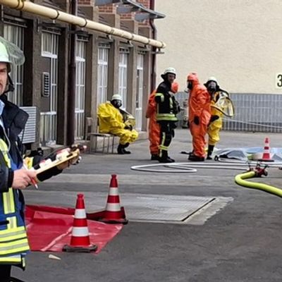 KFV-CW: Säure-Unfall mit 18 Verletzten / Großeinsatz in Galvanik von Hittech Prontor