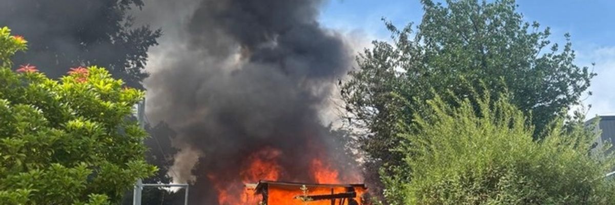 FW Geestland: Gartenhütte in Bad Bederkesa in Vollbrand